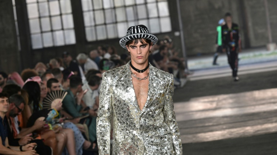 Adrian Appiolaza presenta su primera colecci&oacute;n masculina para Moschino, elegante pero p&iacute;cara