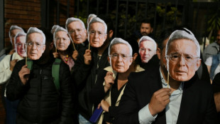 El expresidente Uribe se presenta ante una jueza de Colombia en un in&eacute;dito proceso penal