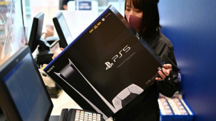 Japon: en temps de p&eacute;nurie, la "gu&eacute;rilla" des ventes de consoles de jeu vid&eacute;o