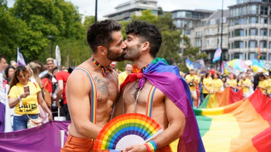 Foule arc-en-ciel &agrave; Londres pour les 50 ans de la Marche des fiert&eacute;s