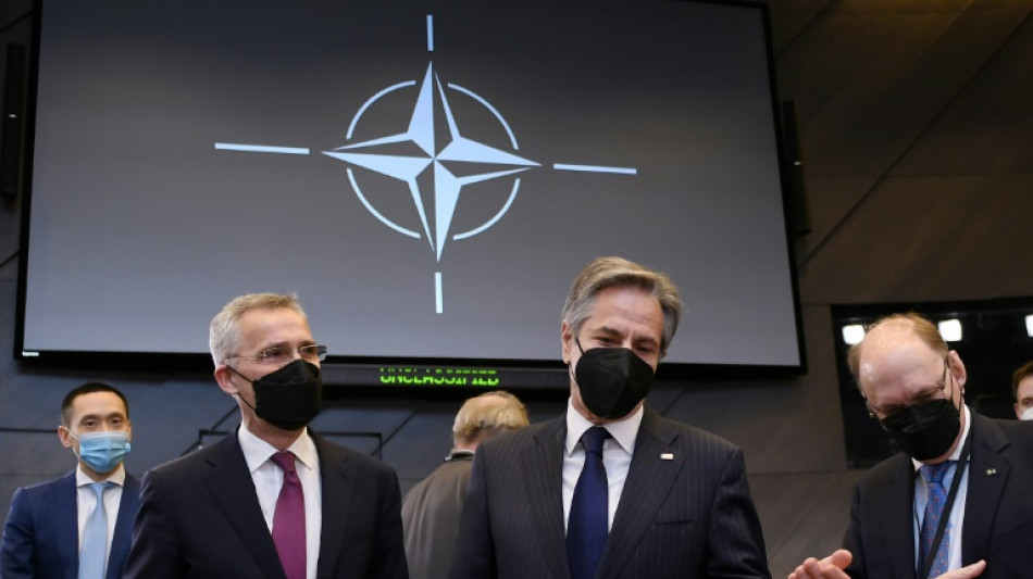 Sanctions, exclusion a&eacute;rienne, diplomatie: l'&eacute;quation difficile des Occidentaux pour stopper Moscou