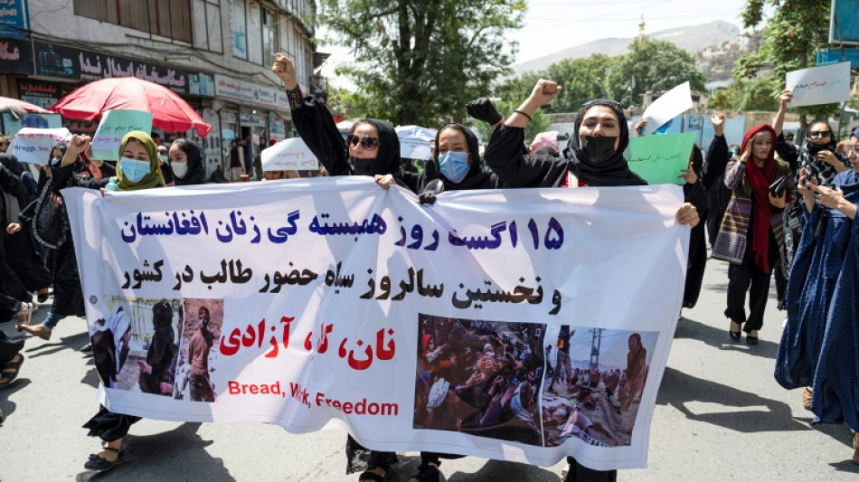 Talibanes disparan al aire para dispersar una manifestaci&oacute;n de mujeres en Kabul