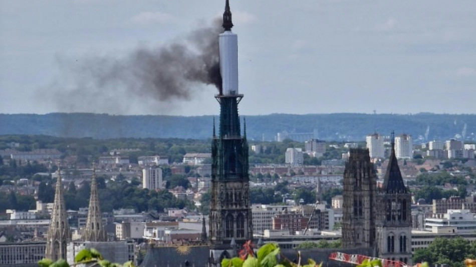 Bombeiros declaram extinto inc&ecirc;ndio que atingiu a agulha da catedral de Rouen, na Fran&ccedil;a
