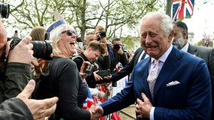 Charles III. nimmt vor seiner Kr&ouml;nung ein Bad in der Menge