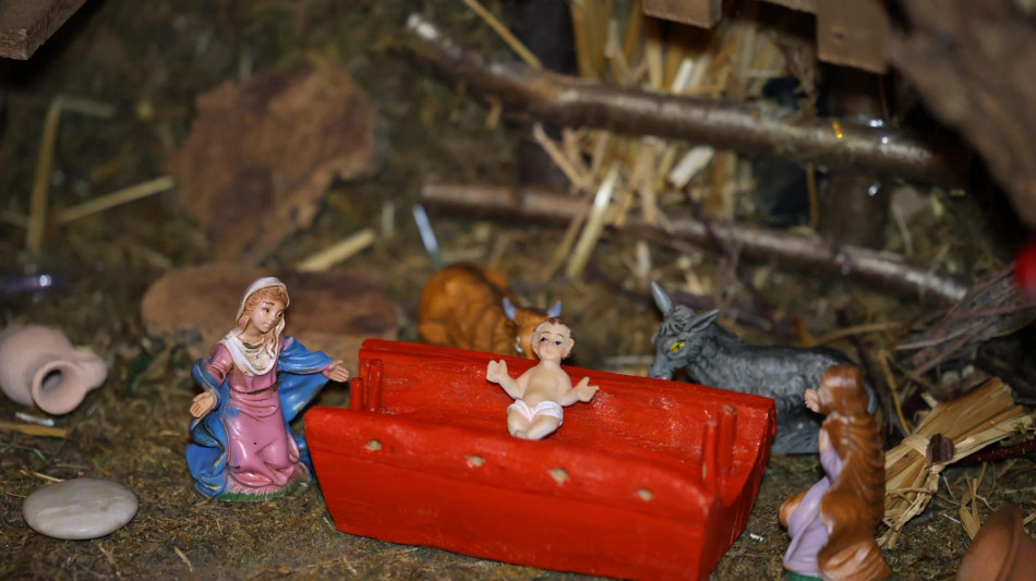 A Terni per Ges&ugrave; una mangiatoia rossa come le panchine contro i femminicidi