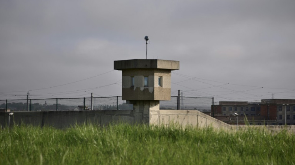 Plusieurs prisons vis&eacute;es par des incendies de v&eacute;hicules ou des tirs, l'antiterrorisme saisi