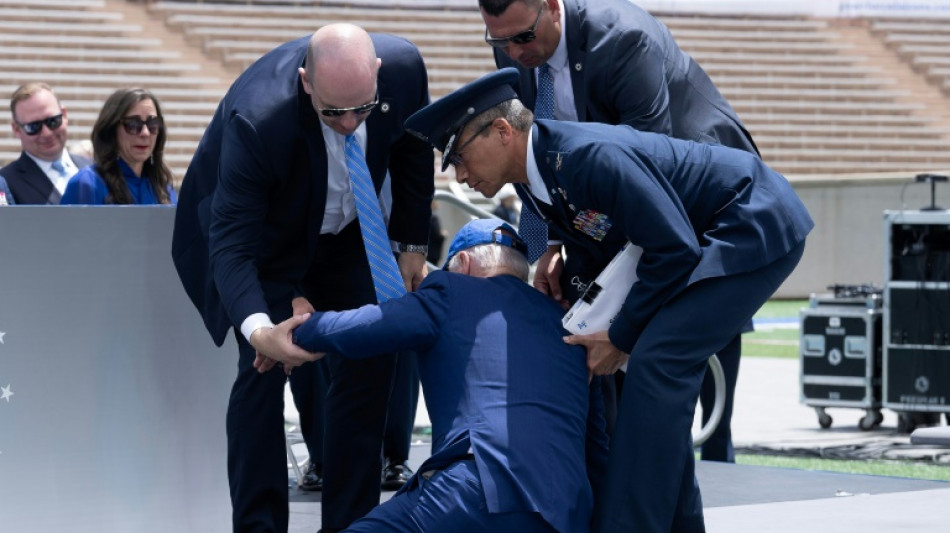Biden sofre queda durante cerim&ocirc;nia militar