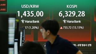 Stocks tread water with earnings, tech in focus