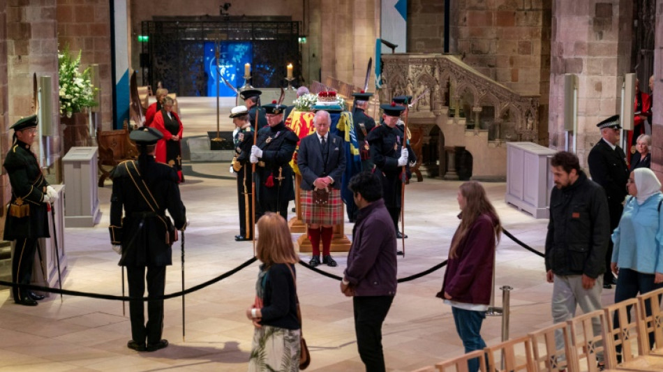 Apr&egrave;s une longue attente, &eacute;motion intense face au cercueil de la reine