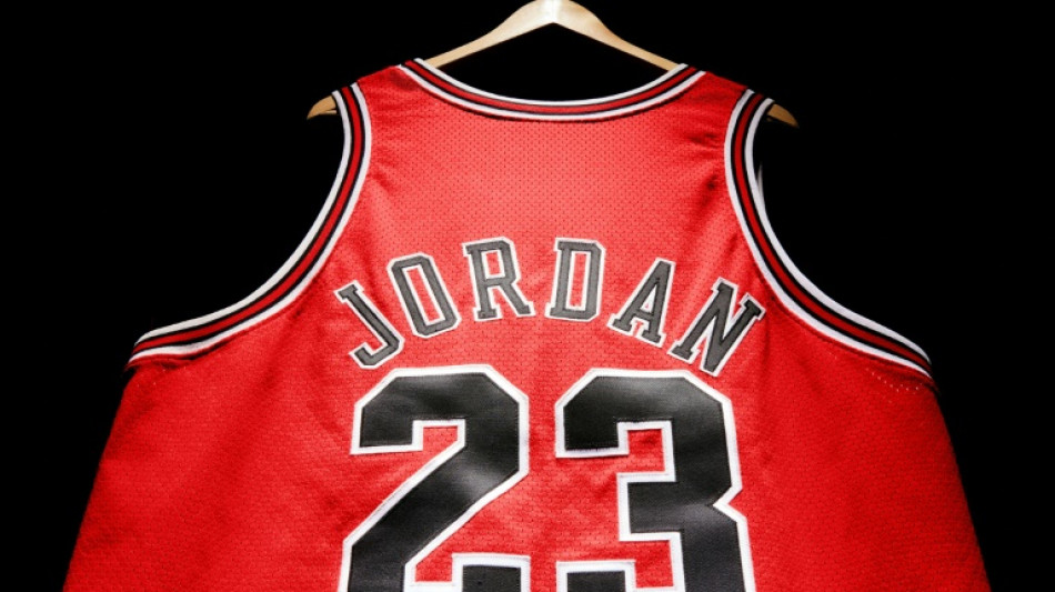 Un maillot du basketteur Michael Jordan propos&eacute; aux ench&egrave;res pour 3 &agrave; 5 millions de dollars