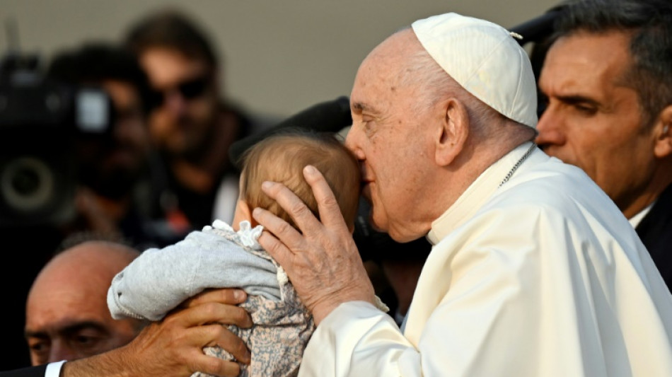Papst Franziskus von rund 200.000 Gl&auml;ubigen in Wallfahrtsort F&aacute;tima bejubelt