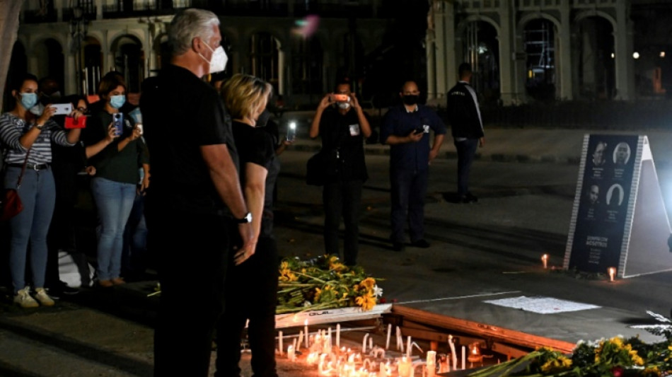 Emotiva vigilia en Cuba por las v&iacute;ctimas de la explosi&oacute;n del hotel Saratoga
