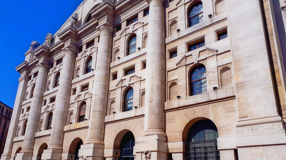 Borsa: Milano chiude in forte rialzo, +4,73%