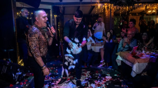 Chanter, boire, danser et casser des assiettes, au coeur des nuits de f&ecirc;te en Gr&egrave;ce
