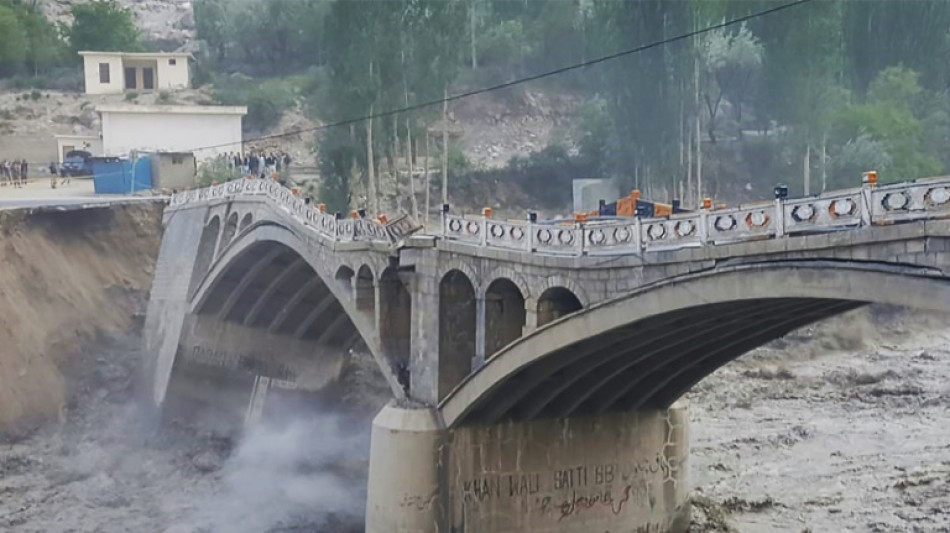 Pakistan: une crue due &agrave; la canicule emporte un pont dans le nord