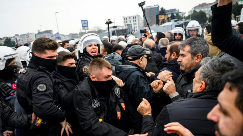 Turkey pro-Kurd party urges end to Kobane siege