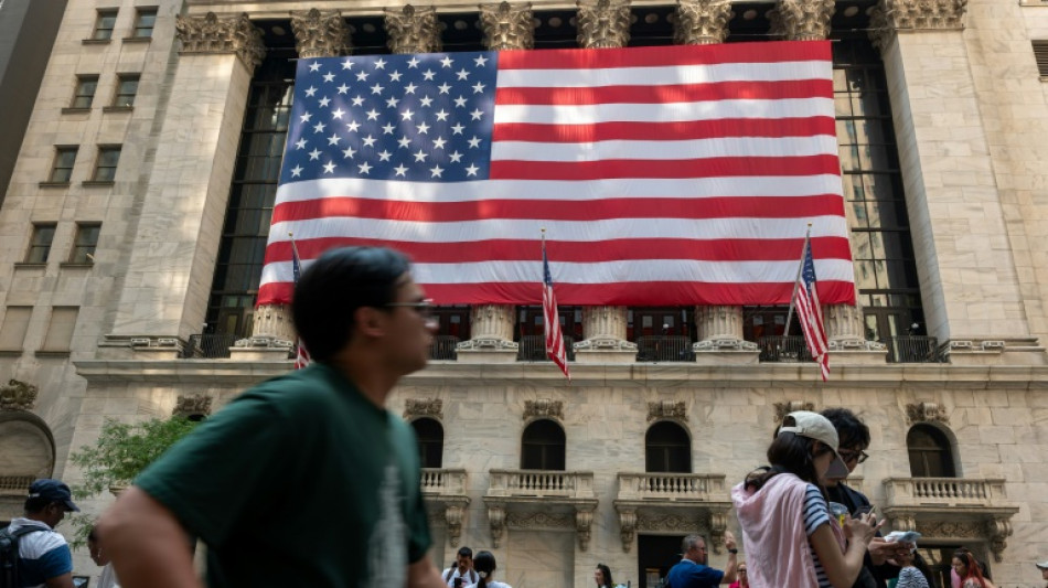 Wall Street termine en hausse, rassur&eacute;e sur l'&eacute;conomie et l'inflation