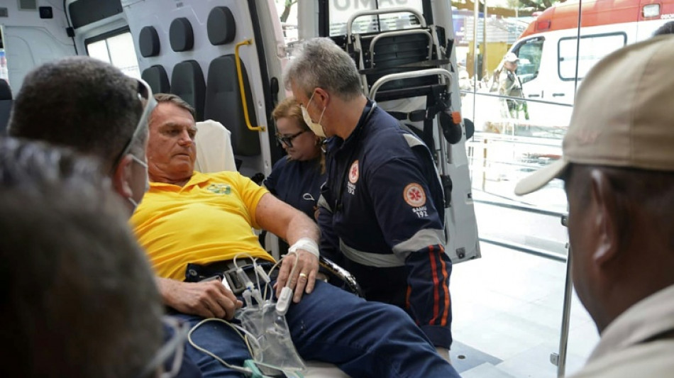Bolsonaro, "estable" tras ser hospitalizado en Brasil por "fuertes dolores" en el abdomen