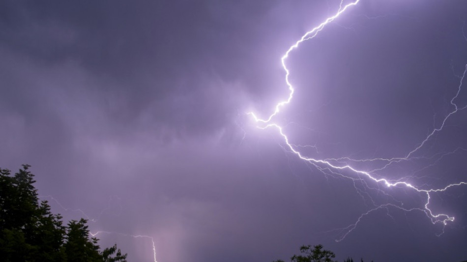 Orages: des d&eacute;g&acirc;ts mat&eacute;riels et des milliers de foyers sans &eacute;lectricit&eacute;, vigilances rouges lev&eacute;es