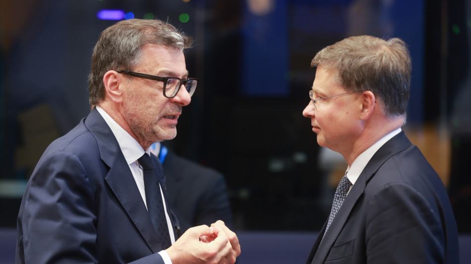 Giorgetti, banche? Vedo solo operazioni di carta, singolare