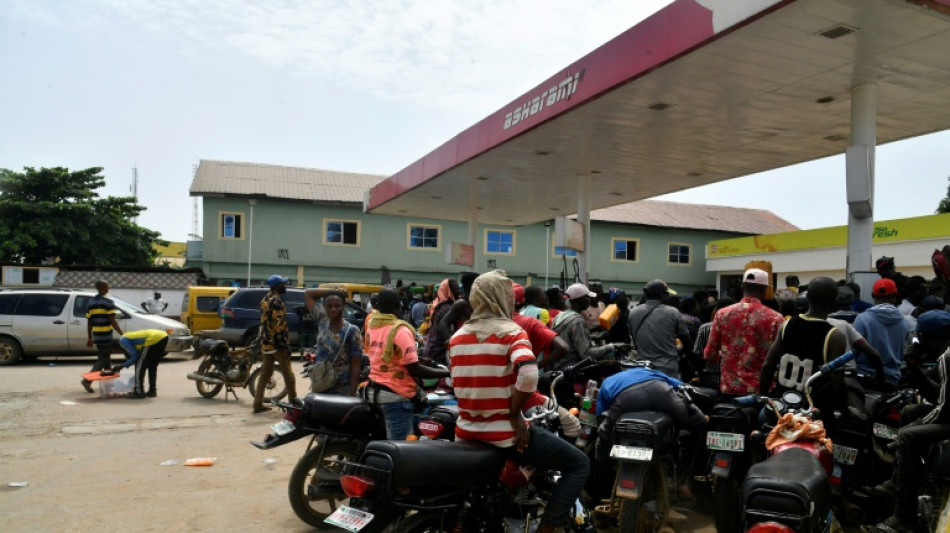 Les Nig&eacute;rians se ruent sur le carburant avant la fin prochaine de subventions