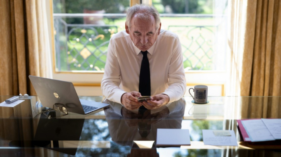 Crise pol&iacute;tica aumenta na Fran&ccedil;a com a prov&aacute;vel queda do governo