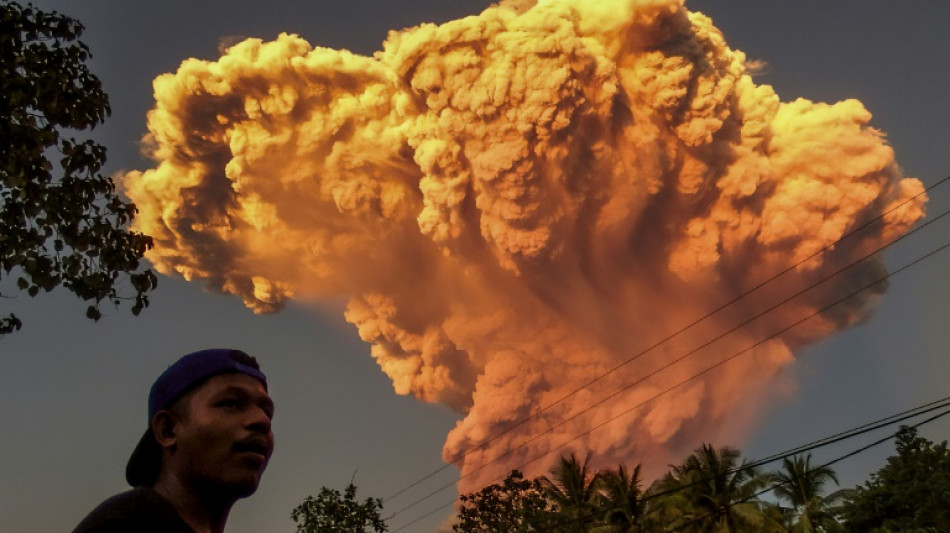 Alerta m&aacute;xima por un volc&aacute;n en erupci&oacute;n en Indonesia
