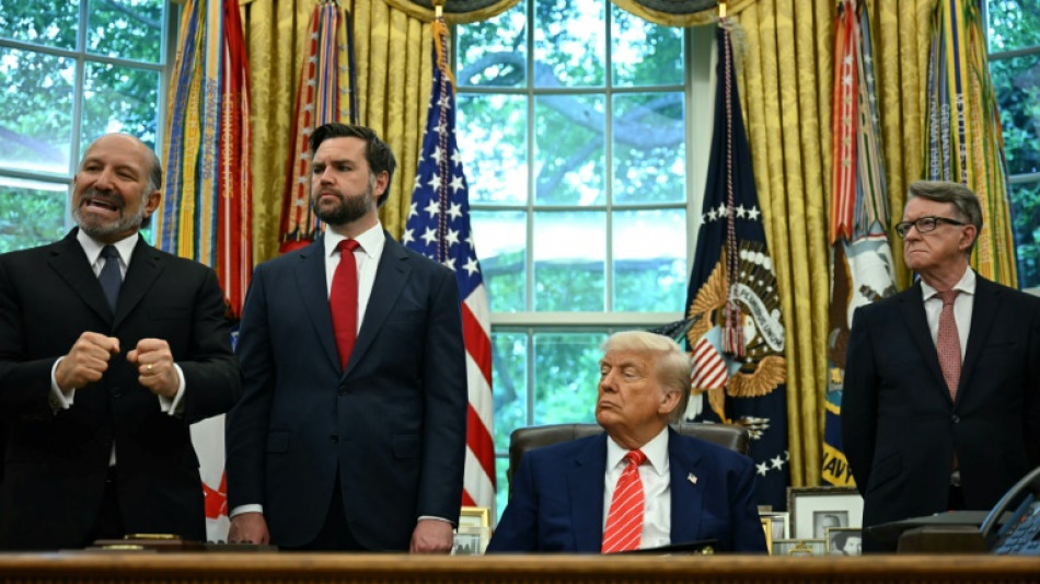Trump revela acordo comercial com Reino Unido, o primeiro desde 'tarifa&ccedil;o'