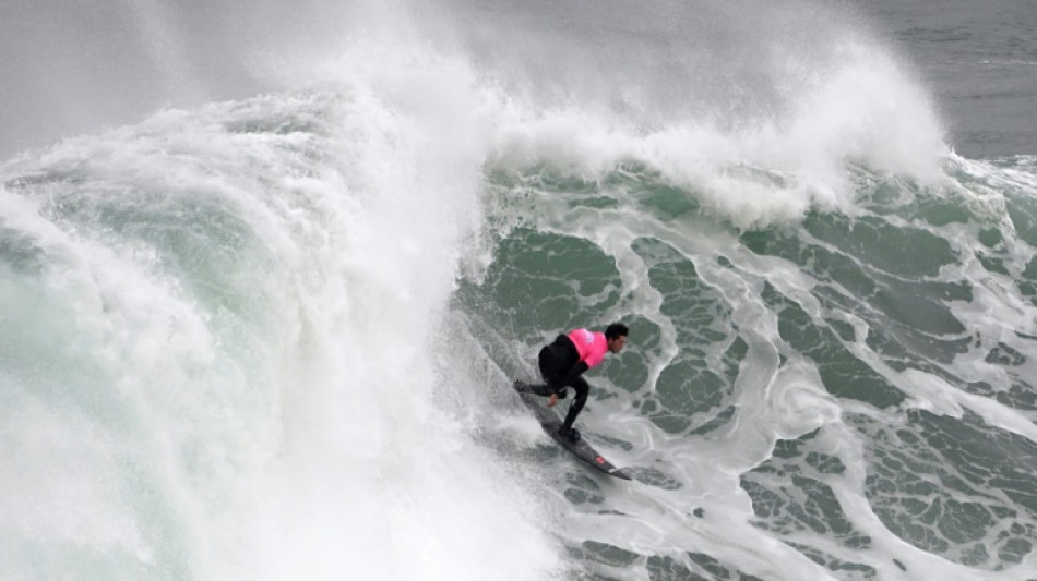 Surf: doubl&eacute; fran&ccedil;ais sur le spot de grosses vagues de Nazar&eacute;