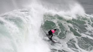 Surf: doubl&eacute; fran&ccedil;ais sur le spot de grosses vagues de Nazar&eacute;