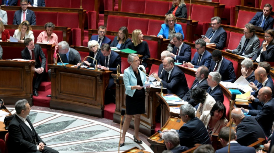 Retraite &agrave; 64 ans: le camp pr&eacute;sidentiel marque un point, les oppositions fulminent