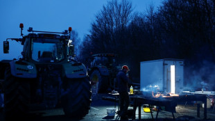 Agricultores mant&ecirc;m cerco a Paris e aguardam an&uacute;ncio do governo