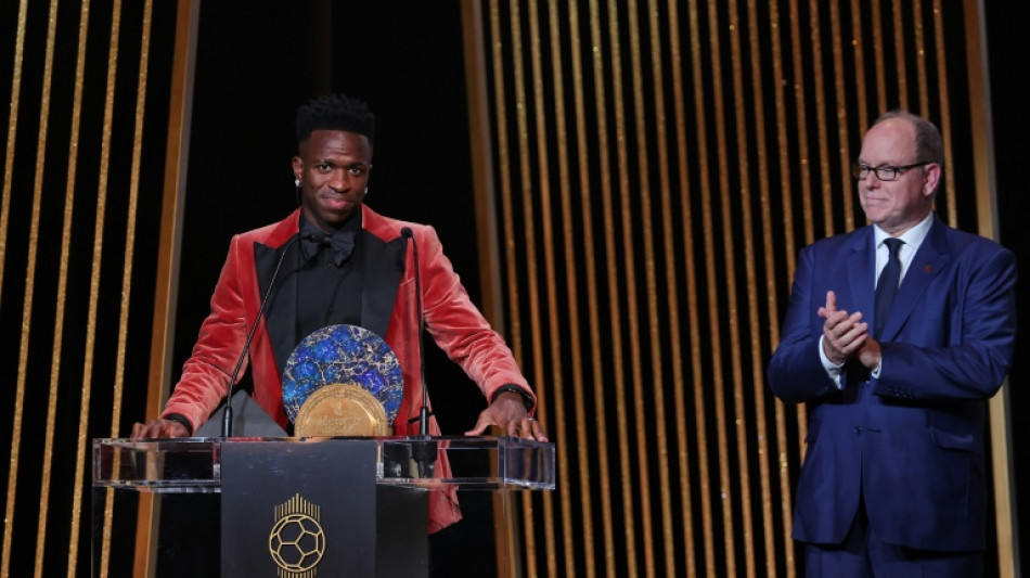 Vinicius Jr recebe Pr&ecirc;mio S&oacute;crates por seu trabalho social