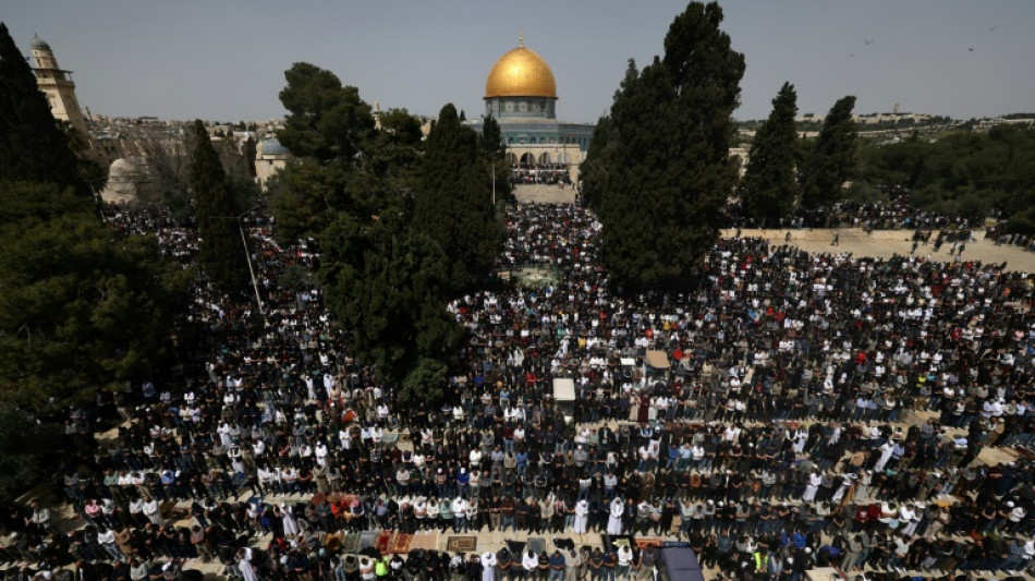 Miles de musulmanes rezan en la mezquita Al Aqsa de Jerusal&eacute;n al iniciar el ramad&aacute;n
