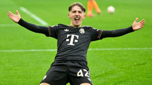 Bayern beat 10-man 'Gladbach to match European record