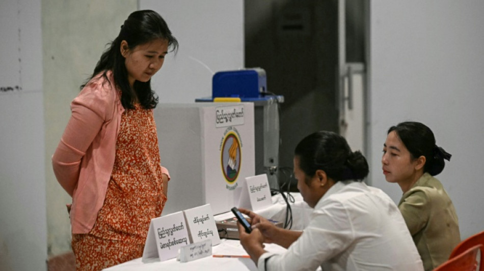 Abren las urnas en elecciones organizadas por la junta militar en Birmania