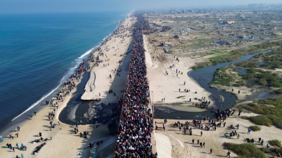 Tausende Pal&auml;stinenser auf dem Weg in ihre Heimatorte im Norden des Gazastreifens