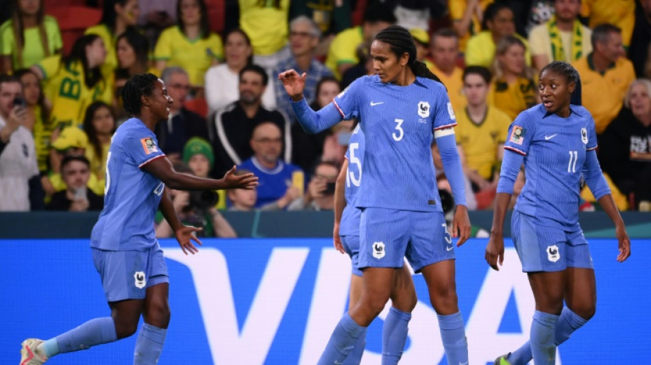 Brasil perde para Fran&ccedil;a (2-1) e vai decidir vaga nas oitavas com a Jamaica