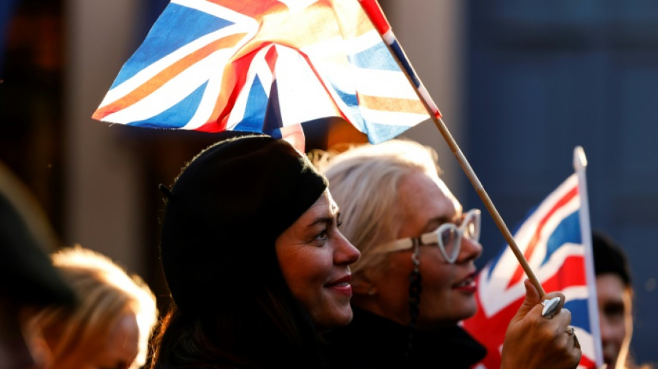 Avec une r&eacute;v&eacute;rence ou des larmes, les Britanniques se recueillent devant le cercueil d'Elizabeth II
