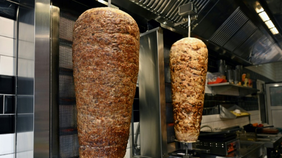 Unbekannte entsorgen 40 Dönerspieße an Feldweg in Niedersachsen