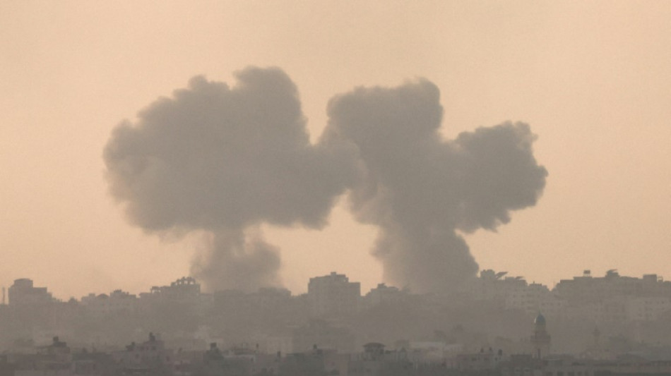 Israel bombardeia Gaza, que espera 'fluxo cont&iacute;nuo' de ajuda humanit&aacute;ria