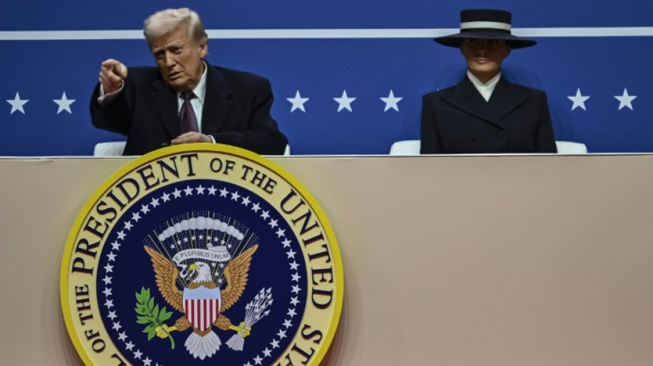 Pour son deuxi&egrave;me jour de mandat, Trump veut surfer sur sa dynamique