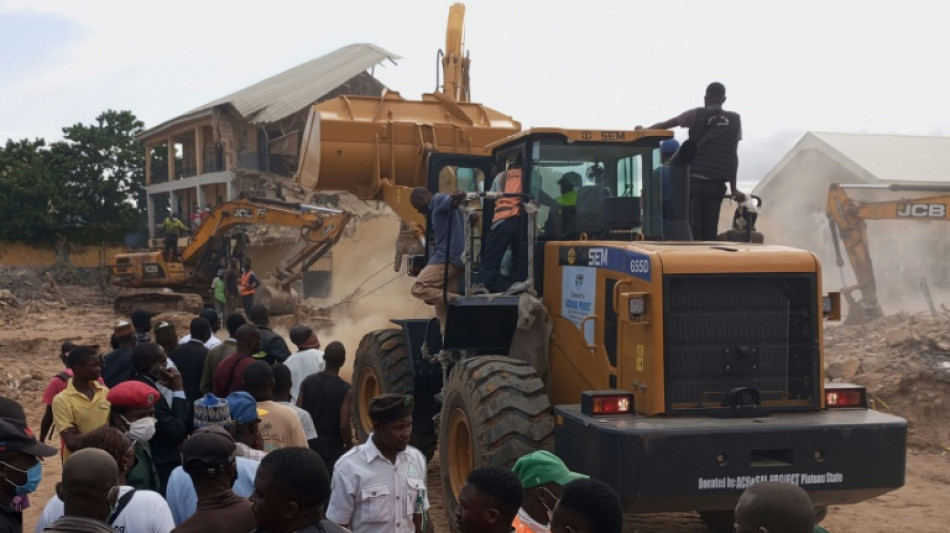 Nigeria: au moins 16 &eacute;l&egrave;ves tu&eacute;s dans l'effondrement d'une &eacute;cole, d'autres pi&eacute;g&eacute;s 