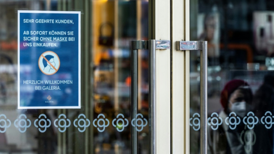 Umfrage: Mehrheit will im Supermarkt zun&auml;chst weiter Maske tragen