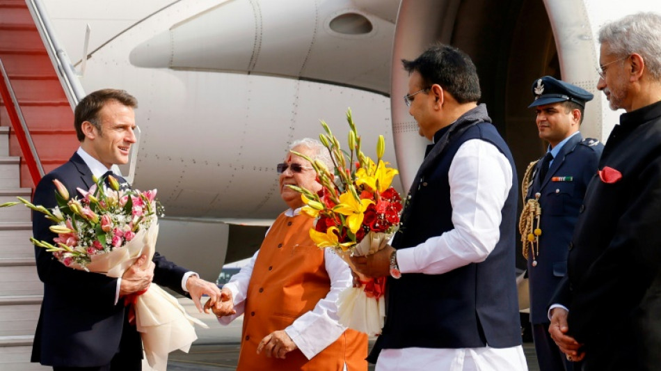 Modi d&eacute;roule le tapis rouge &agrave; Macron au Rajasthan