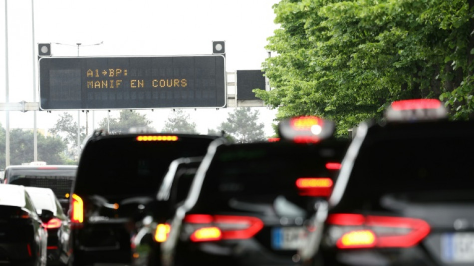 Les taxis toujours mobilis&eacute;s, Bayrou confirme que la r&eacute;forme s'appliquera