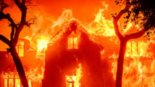 Sube a cinco el n&uacute;mero de muertos por voraces incendios de Los &Aacute;ngeles