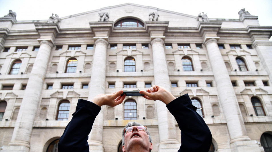 Borsa: Milano cede (-0,47%), gi&ugrave; Stm e Campari, corre Nexi