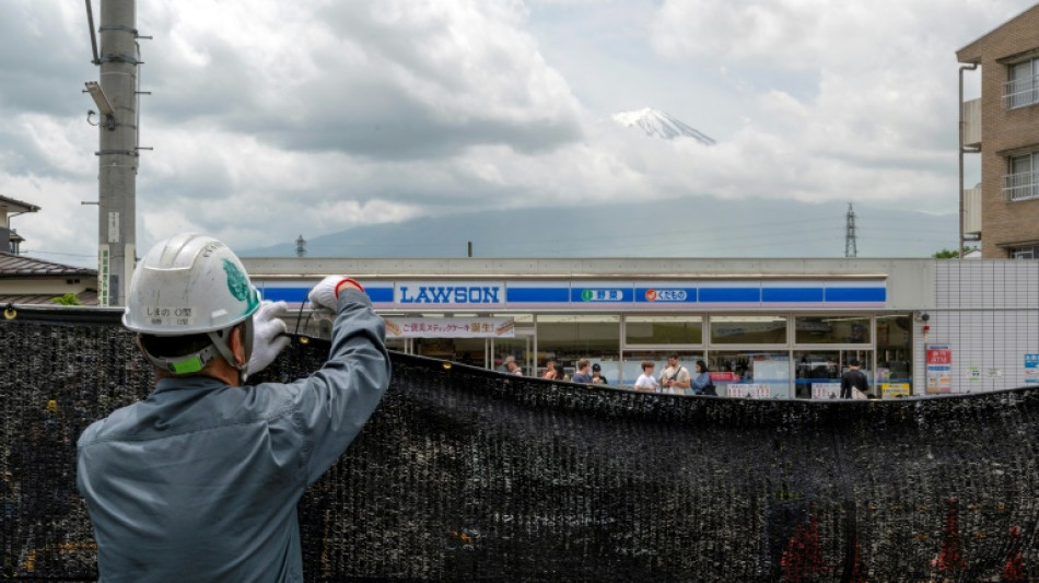 Agujerean la barrera colocada para bloquear una tur&iacute;stica vista del monte Fuji en Jap&oacute;n