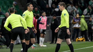 Saint-&Eacute;tienne vence Lyon (2-1) em d&eacute;rbi marcado por paralisa&ccedil;&atilde;o de 45 minutos